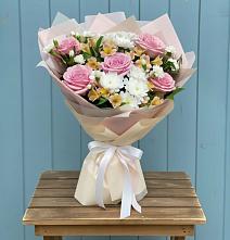 Букет цветов из:  Гвоздики, Орхидеи и Розы в Советской Ростовской области