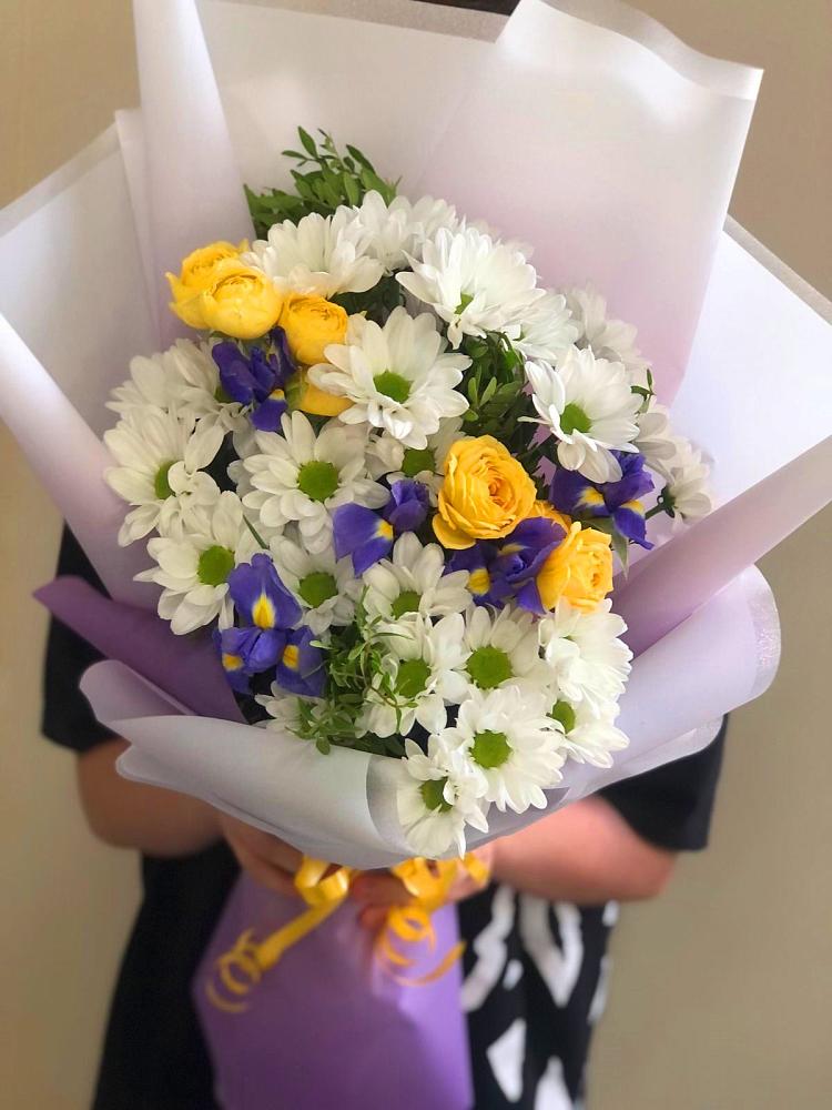 Букет цветов из: Ирисы, Хризантемы и Розы в Советской Ростовской области