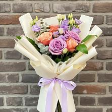 Букет цветов из:  Лизиантусы и Розы в Советской Ростовской области