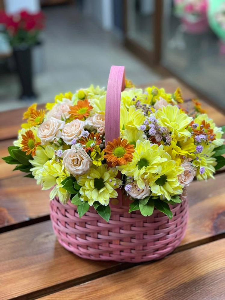 Цветочная композиция из Хризантемы и Розы в корзине в Советской Ростовской области