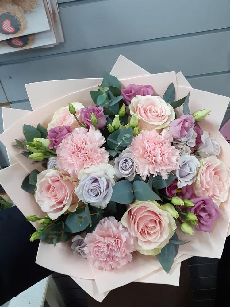 Букет цветов из: Розы, Гвоздики и Лизиантусы в Советской Ростовской области